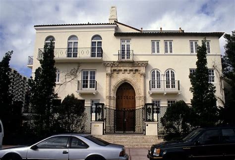 trovati 2 cadaveri nella villa di versace a miami|Miami, trovati 2 cadaveri nella villa dove fu ucciso Gianni Versace .